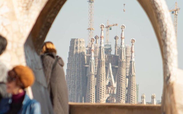 Arco no telhado da Casa Milà, enquadrando a Sagrada Família