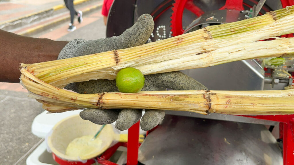 Caldo de cana com limão