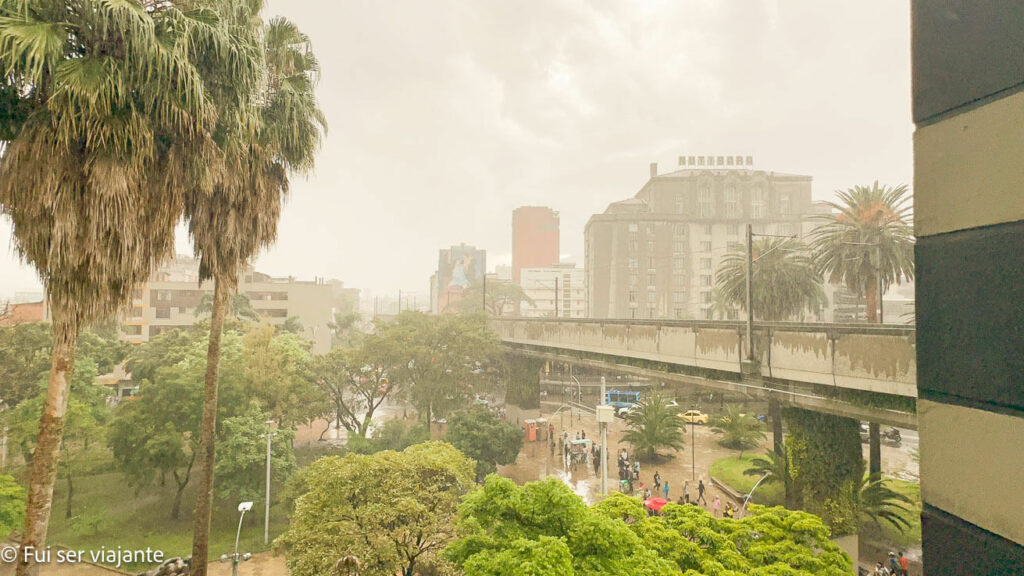 Linha de metrô elevada, passando ao lado da Plaza Botero Medellín
