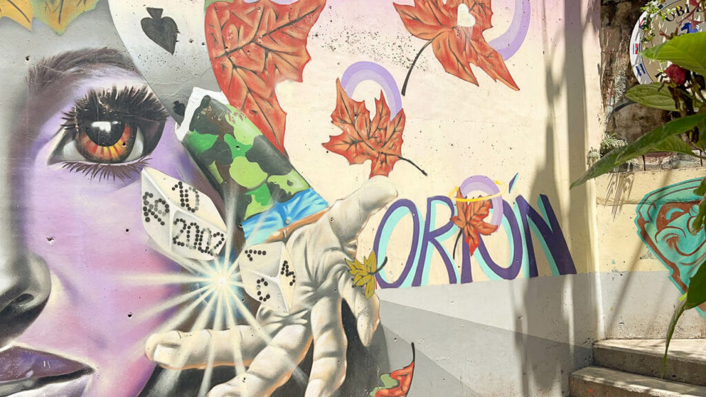 Grafitis na Comuna 13 em Medellín
