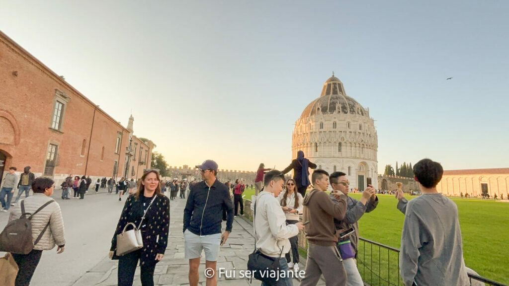 Turistas na Torre de Pisa, Itália
