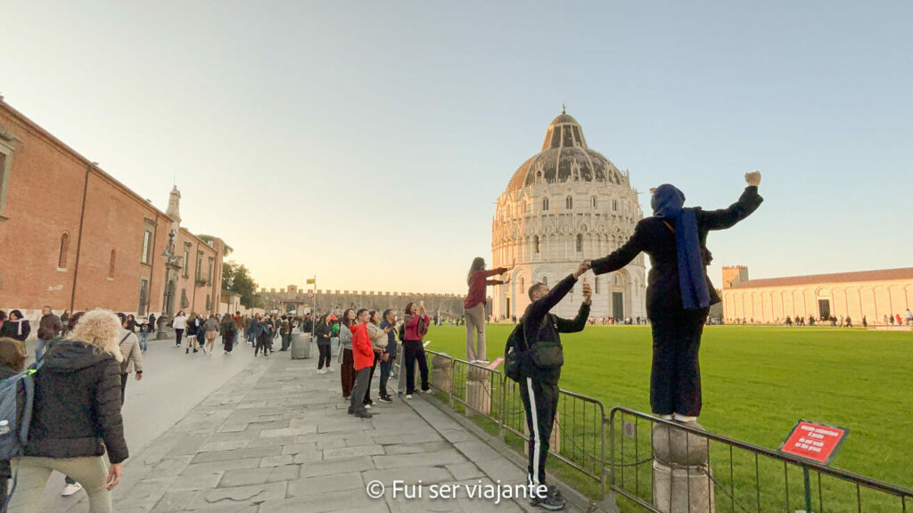 Turistas na torre de Pisa