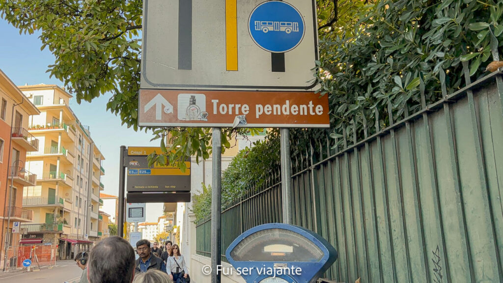 Caminhando do estacionamento até a torre de Pisa