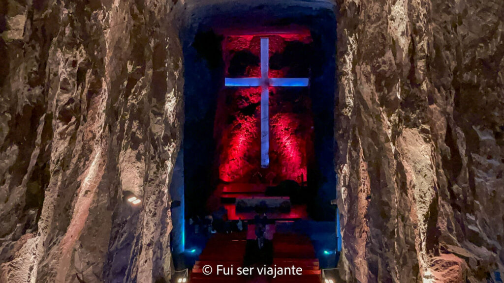Nave central da Catedral de Sal em Zipaquirá