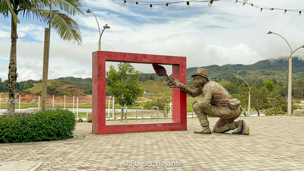 Homens fazendo zócalos em Guatapé