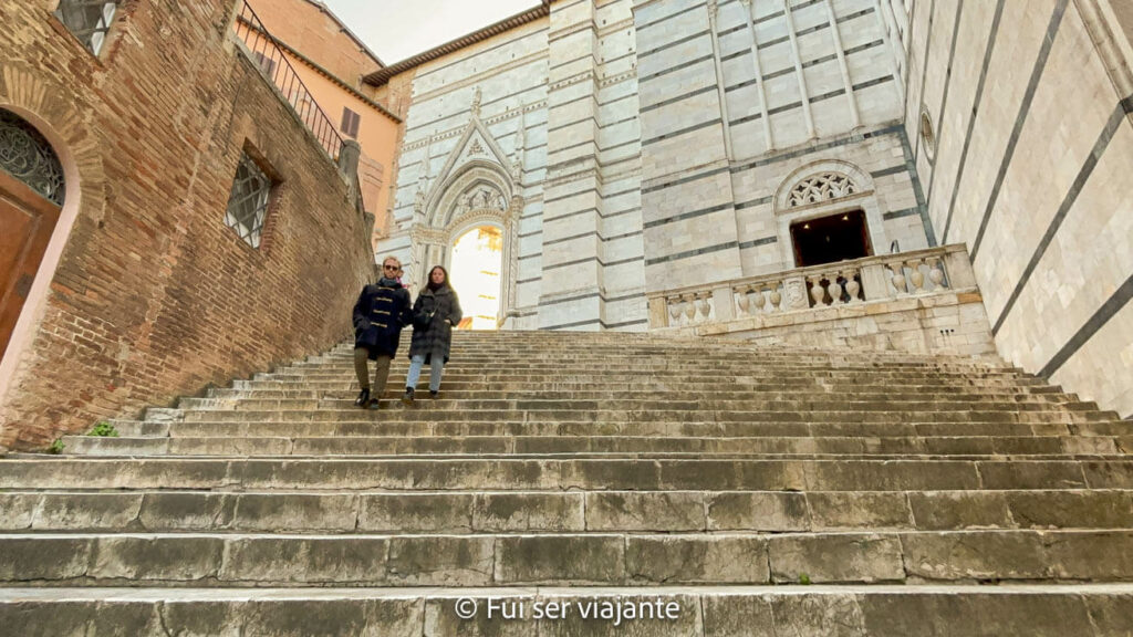 Escadaria no entorno da catedral de Siena