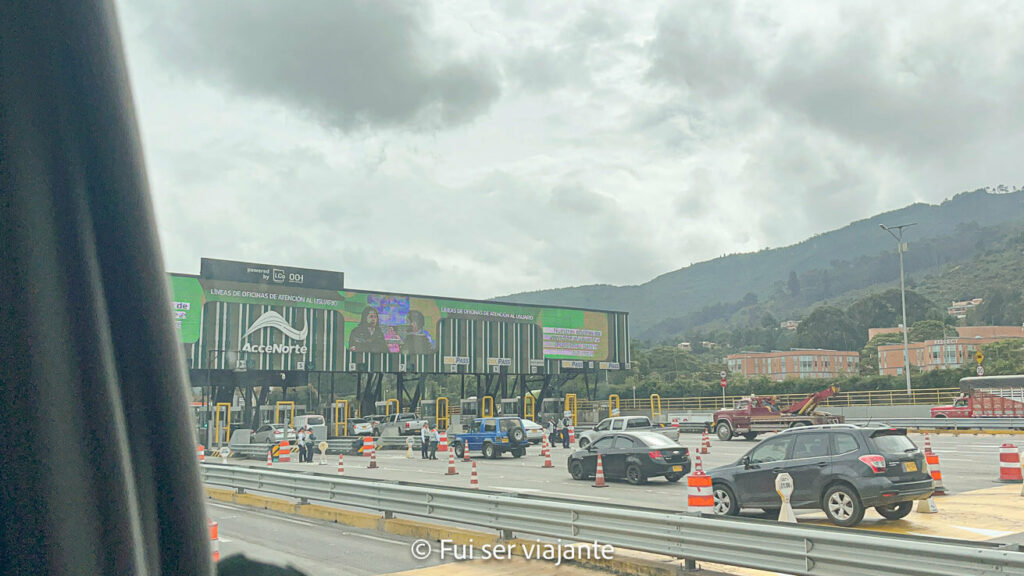 Trânsito na estrada entre Bogotá e Zipaquirá