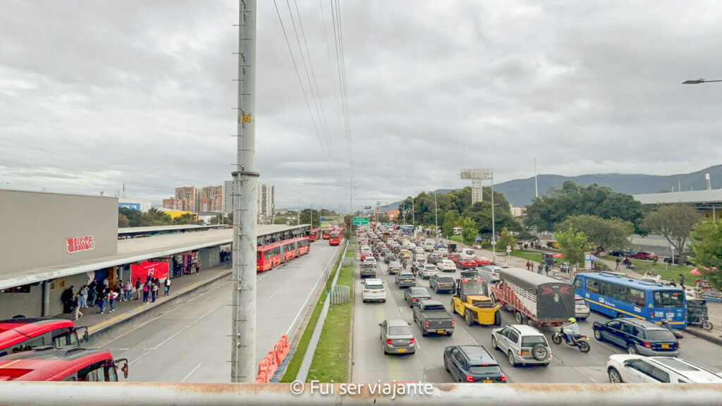 Trânsito na saída de Bogotá