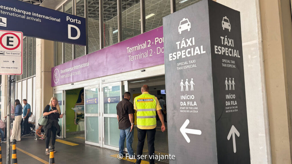 Embarque de táxis no aeroporto Galeão