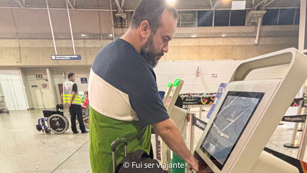 Fazendo check in nos totens de atendimento no Aeroporto do Galeão