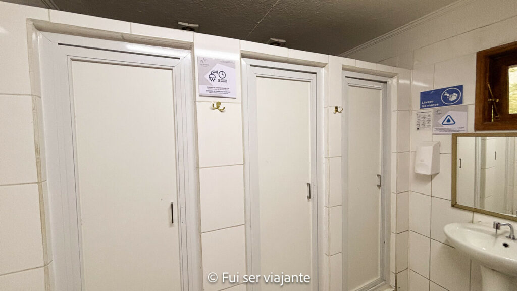 Duchas no Abrigo Chileno
