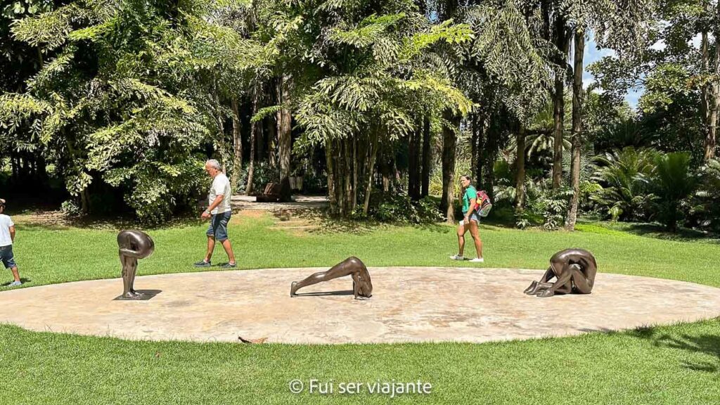 Escultura em meio aos jardins do Inhotim