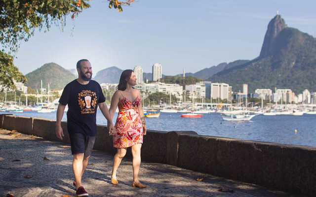 Lila e Rafa do Fui ser viajante caminhando pelo Rio de Janeiro