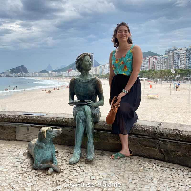 Estátua da Clarice Lispector na praia do Leme
