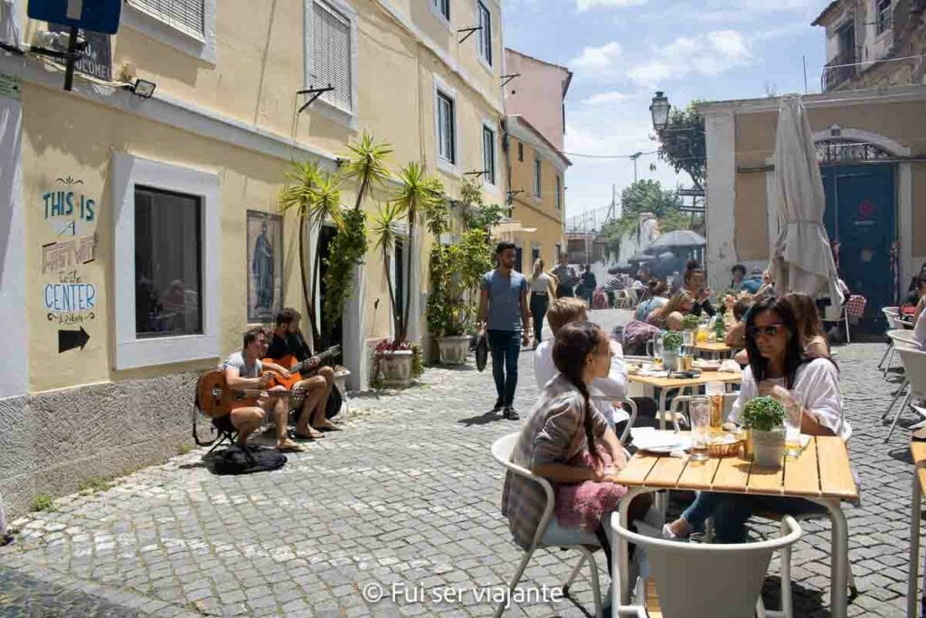 Ruas do bairro de Alfama em Portugal