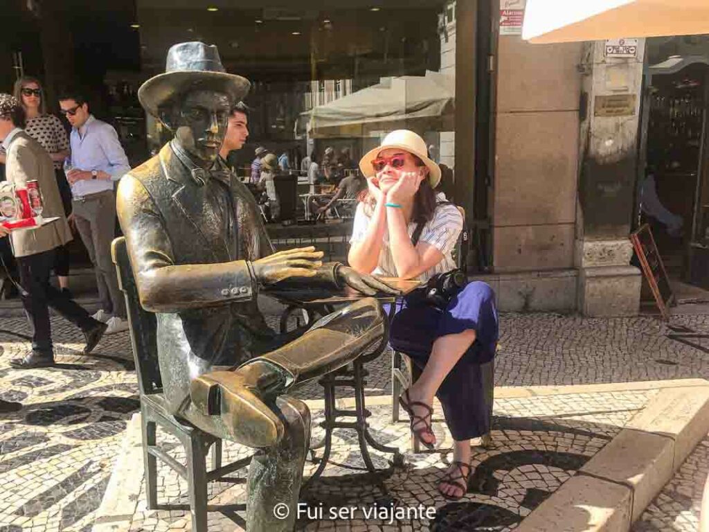 Estátua de Fernando Pessoa em Lisboa
