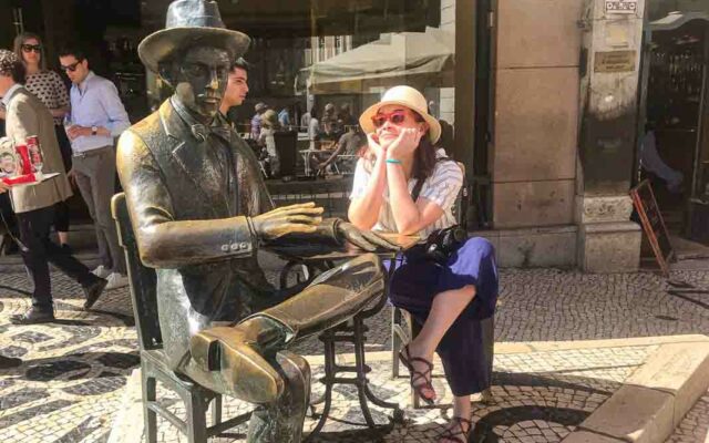 Estátua de Fernando Pessoa em Lisboa