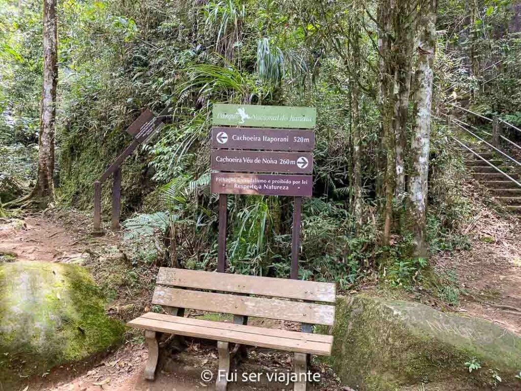 Sinalização das trilhas Parque Nacional do Itatiaia parte baixa