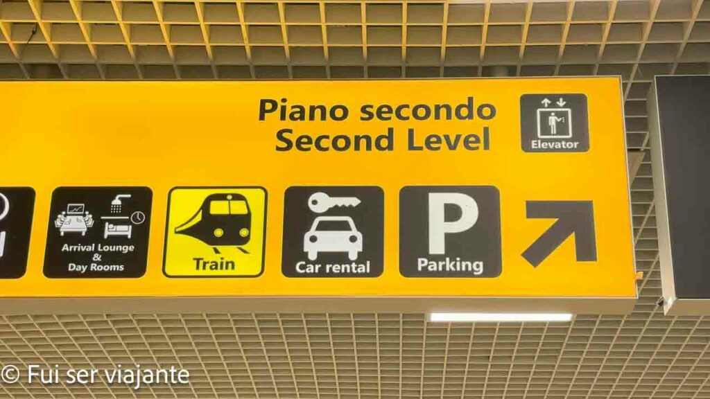 Sinalização de locadora de carros no aeroporto de Roma