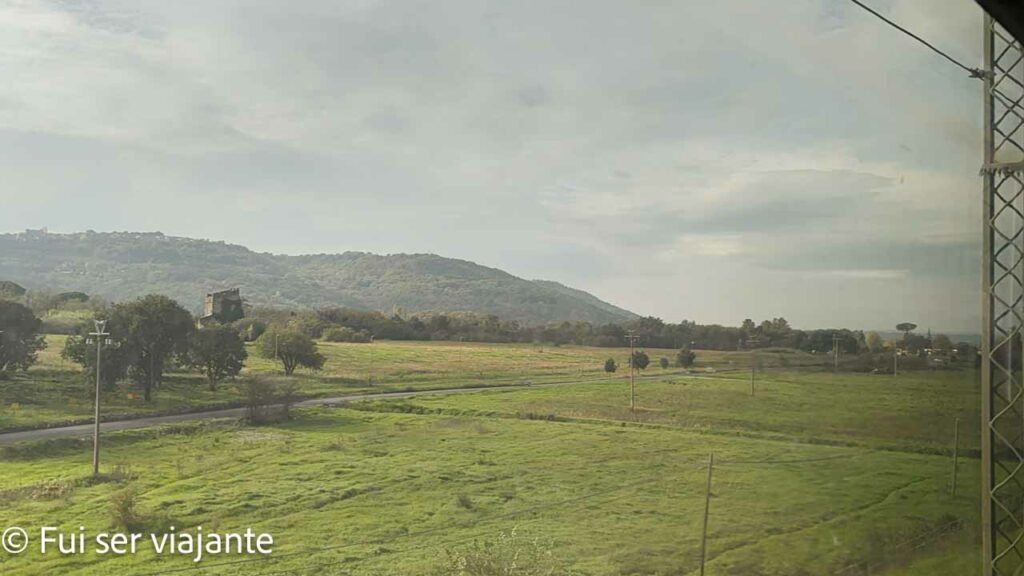 Paisagem na viagem de trem entre Roma e Florença