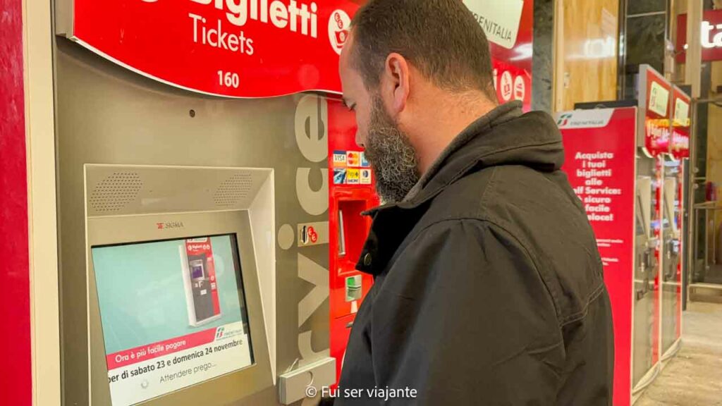 Comprando bilhete de trem na estação de Bolonha Itália