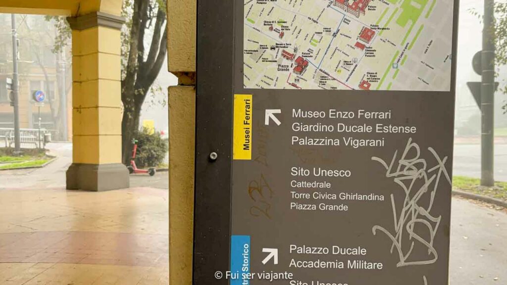 Sinalização na saeida da Estação de trem em Modena Itália