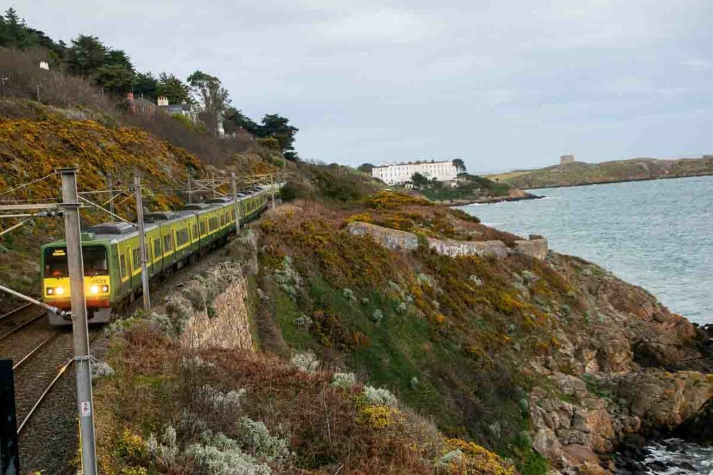 Trem para Howth de Dublin