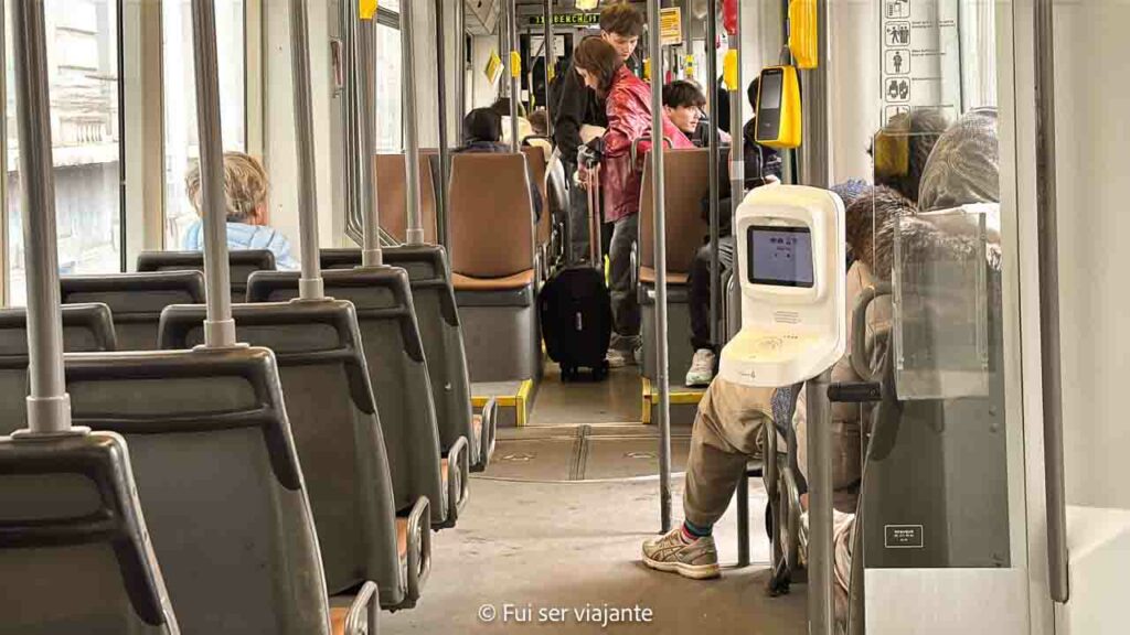 Máquina de pagamento dentro de um tram na Antuérpia.