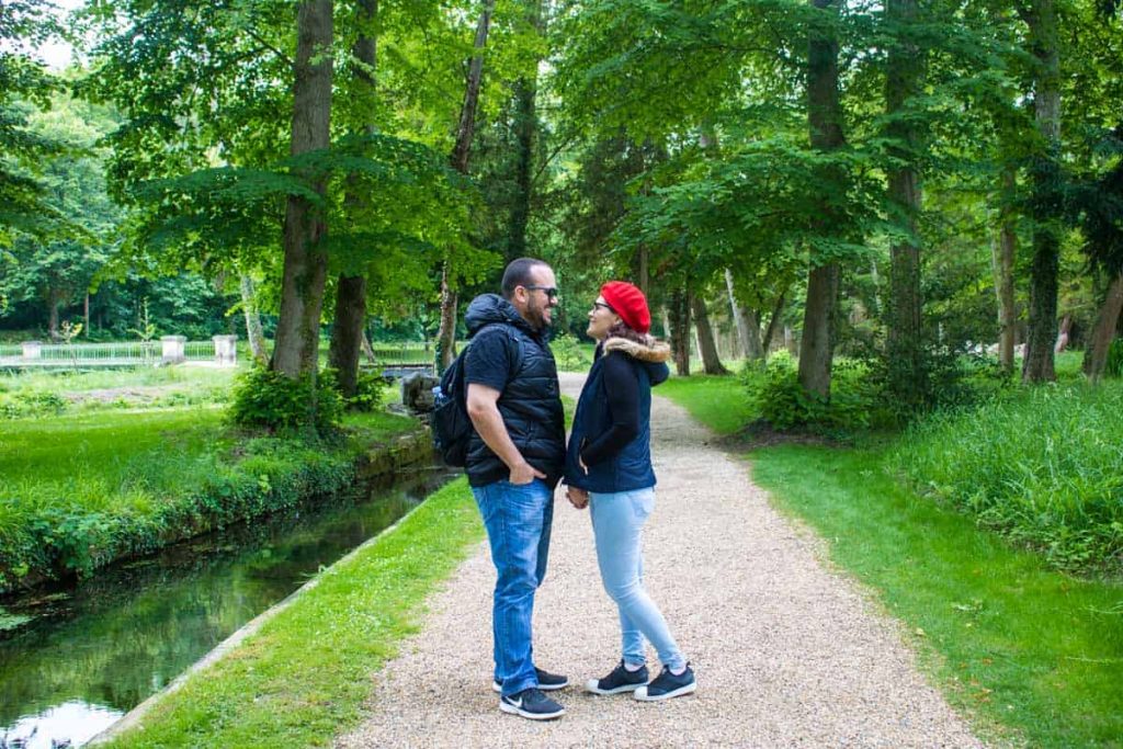 Trilha entre as árvores do jardim inglês do castelo (Foto: Fui Ser Viajante)