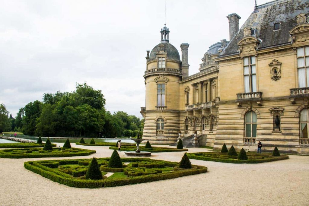 Fachada do Château de Chantilly vista dos jardins (Foto: Fui Ser Viajante)