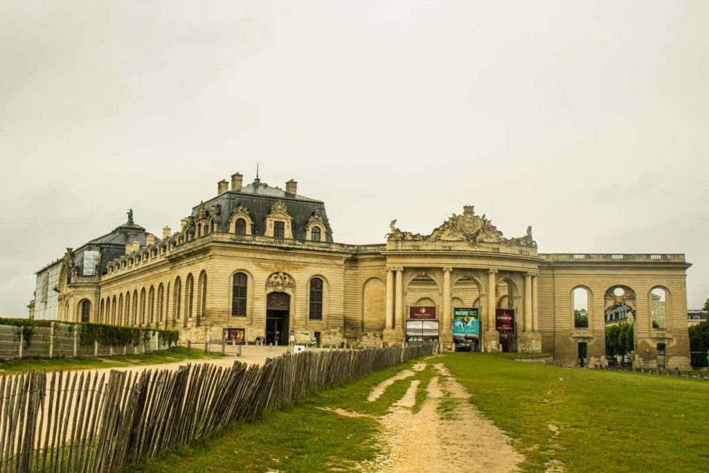 Fachada do Grande Estábulo, a maior cavalariça histórica da Europa (Foto: Fui Ser Viajante)