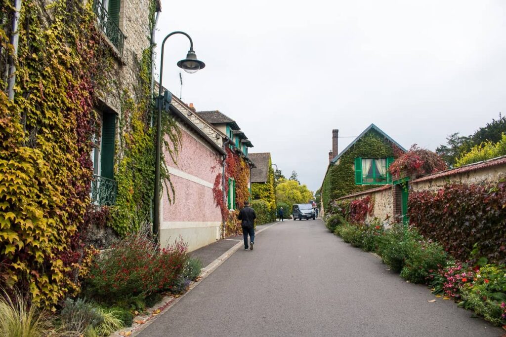 As casas floridas da rua principal de Giverny | Foto: Fui ser viajante