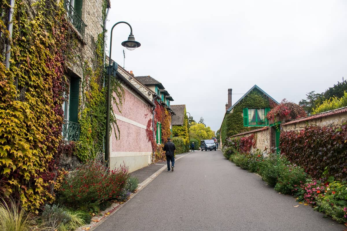 O que fazer em Giverny: caminhar pelas ruas do vilarejo. Foto: Fui ser viajante