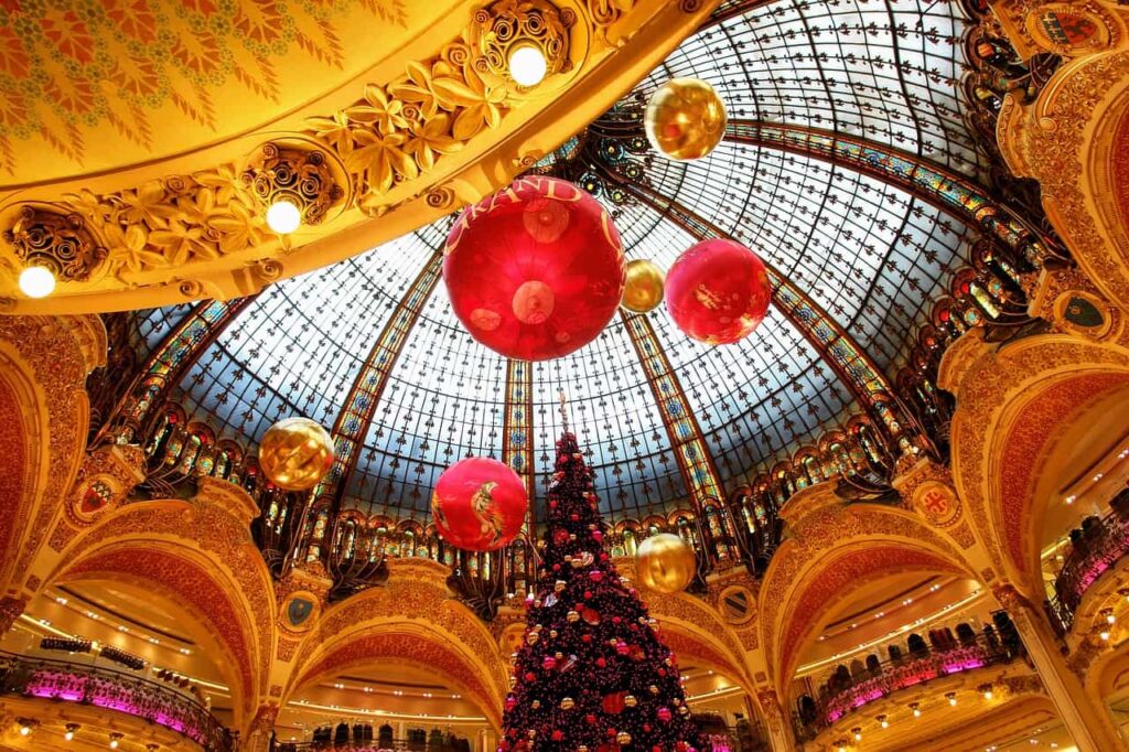 A cúpula de vitrais das Galeries Lafayette, vista do mezanino da loja.