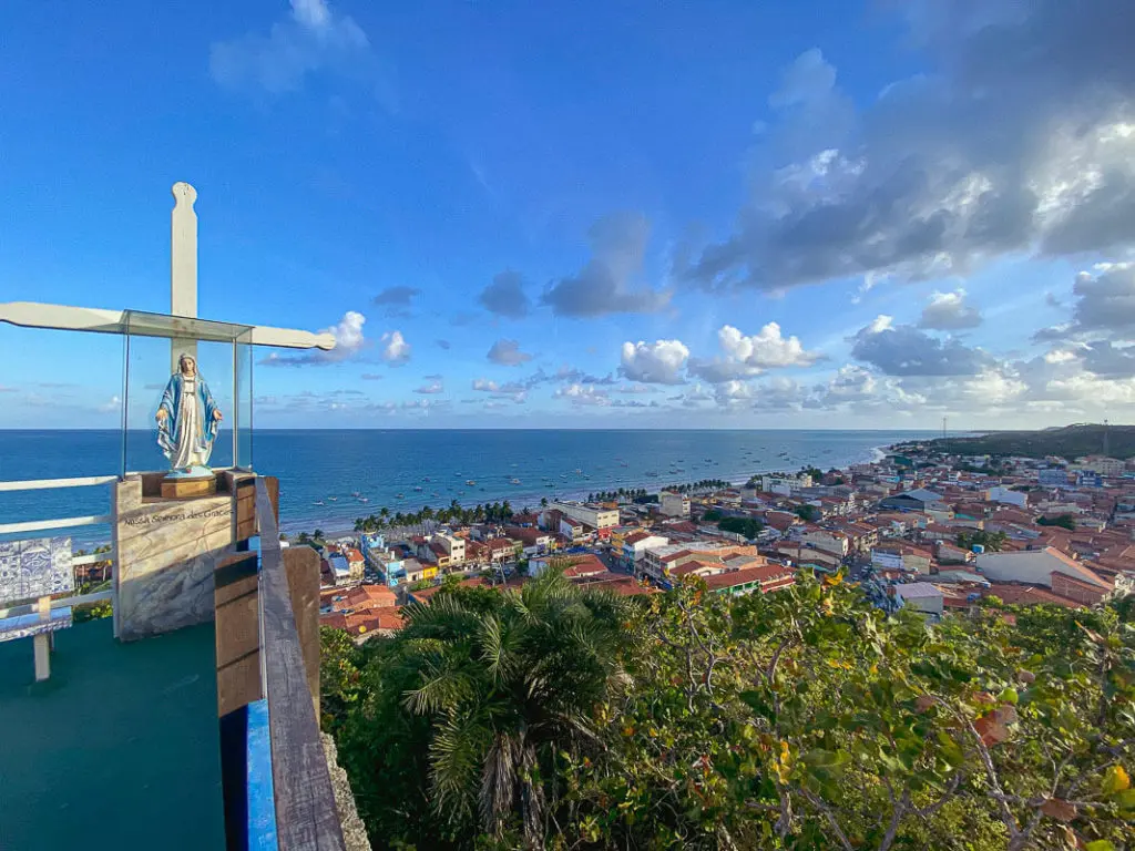 A vista do alto da colina é um dos melhores pontos para ver o pôr do sol em Maragogi | Foto: Fui Ser Viajante