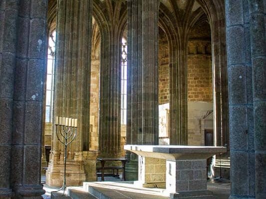 Interior da Abadia Monte Saint-Michel. Foto: Fui ser viajante