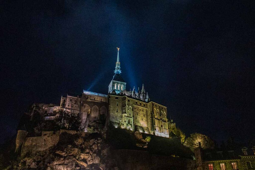 Monte Saint-Michel à noite. Foto: Fui ser viajante