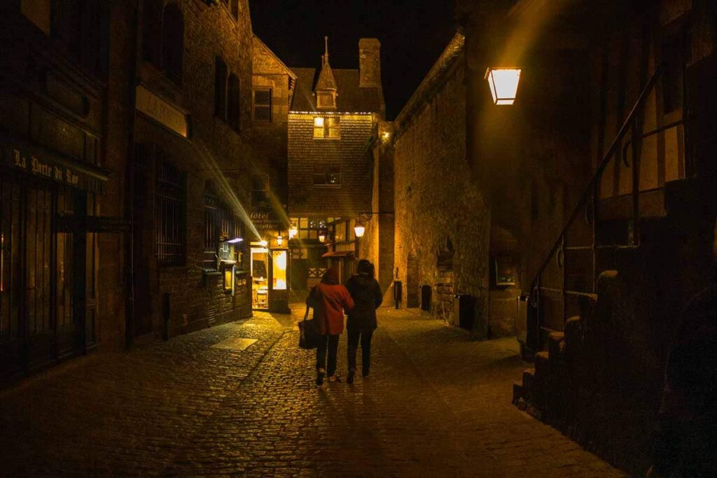 Monte Saint Michel à noite. Foto: Fui ser viajante