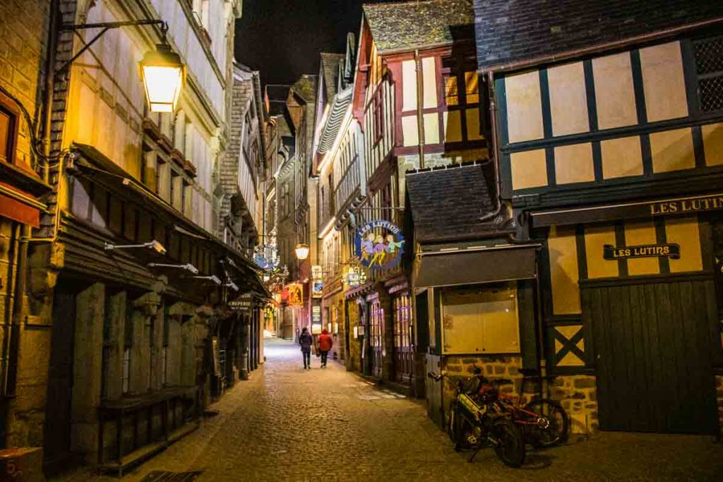Monte Saint-Michel à noite. Foto: Fui ser viajante