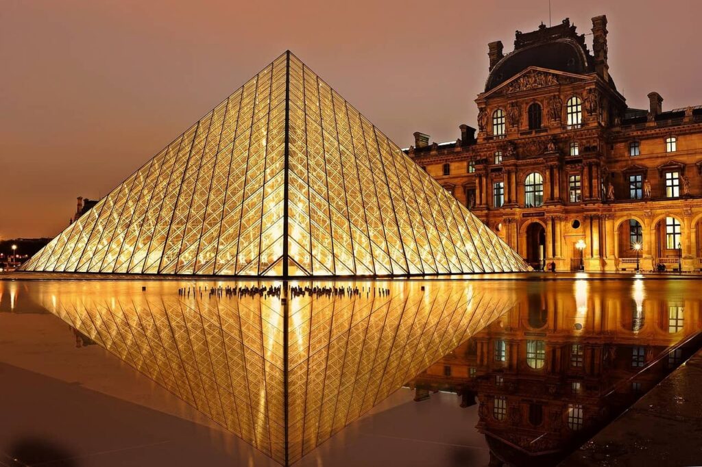 A pirâmide de vidro do Museu do Louvre, ponto de partida da visita ao museu.