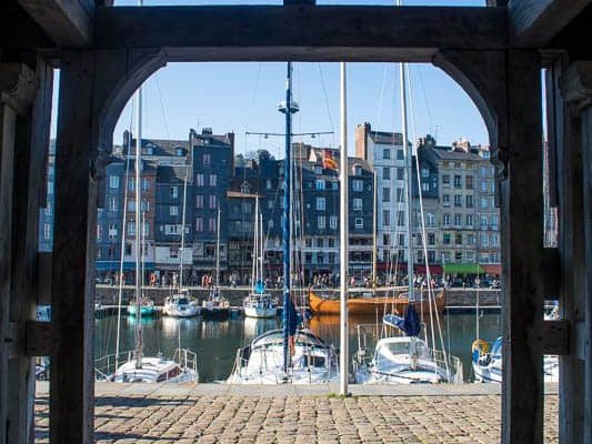 Fachadas de restaurantes com mesas voltadas para o porto (Foto: Fui Ser Viajante)