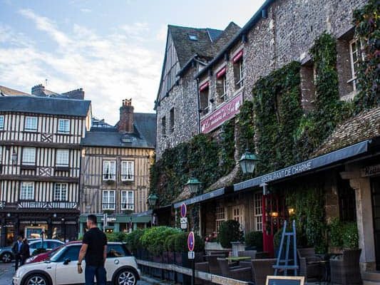 Casas em Honfleur, França. Foto: Fui ser viajante