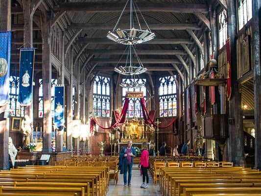 Estrutura interna toda em madeira da Igreja de Santa Catarina (Foto: Fui Ser Viajante)