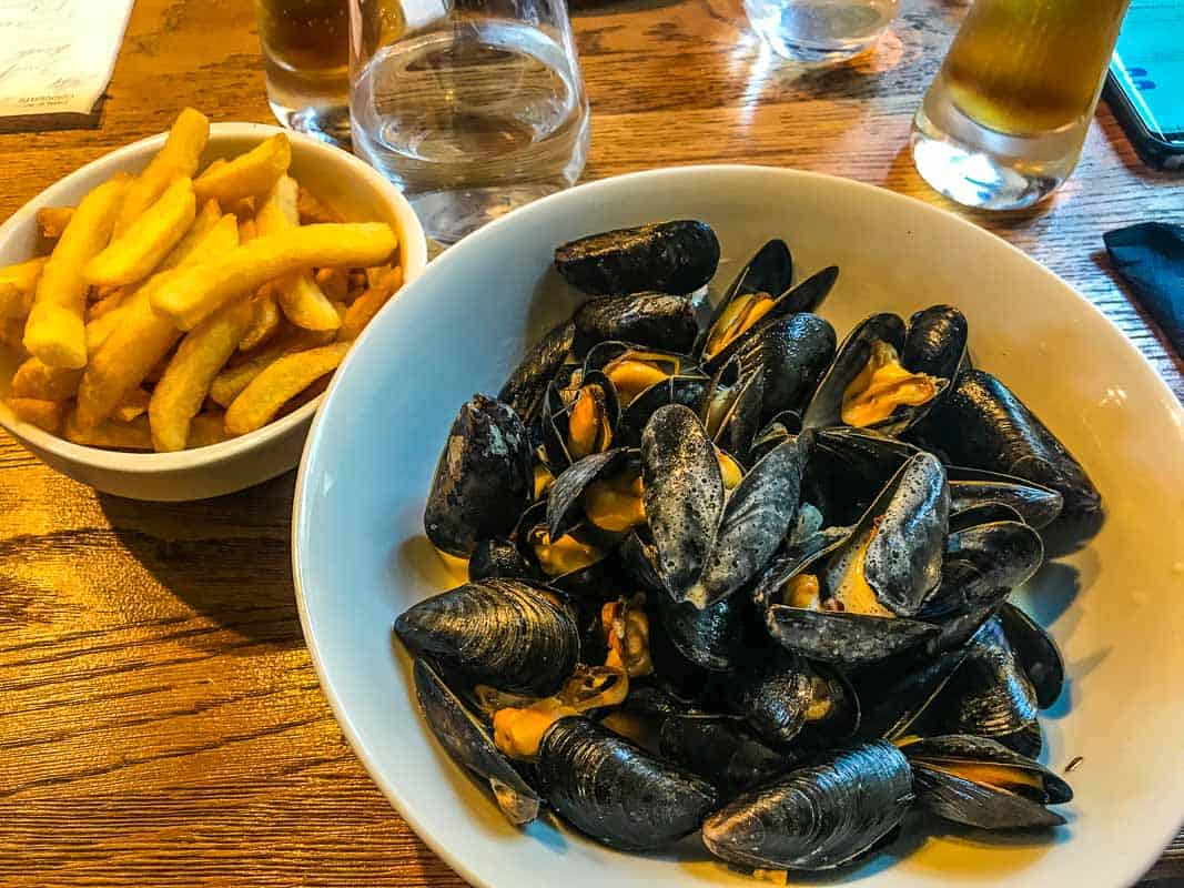 Prato de moules frites servido em um dos restaurantes do porto (Foto: Fui Ser Viajante)