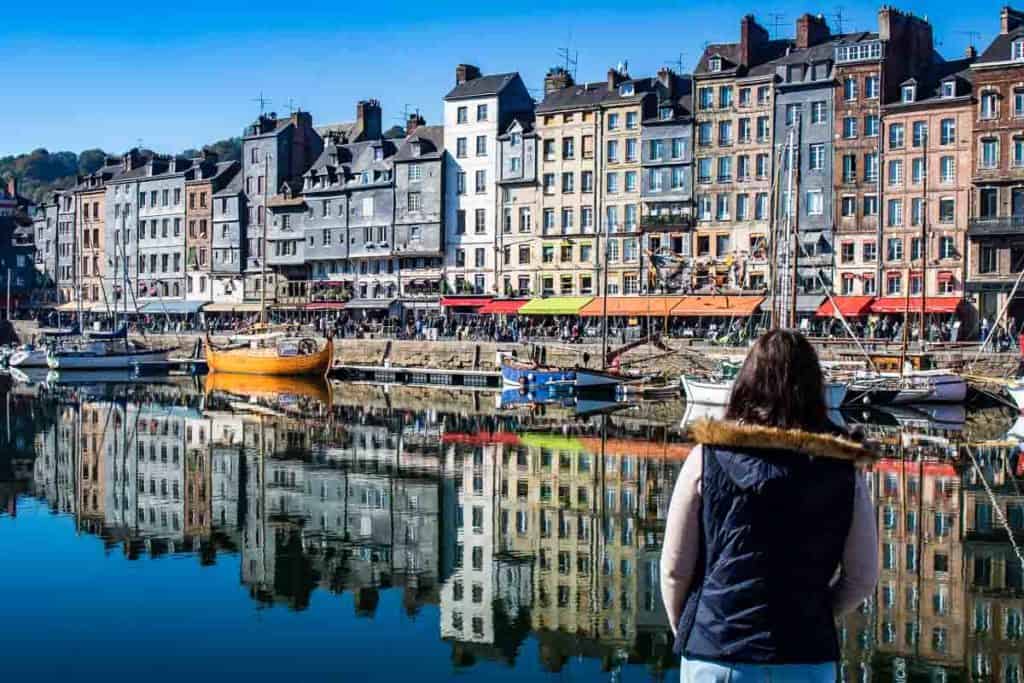 Reflexo das casas geminadas nas águas do Vieux Bassin ao meio-dia (Foto: Fui Ser Viajante)