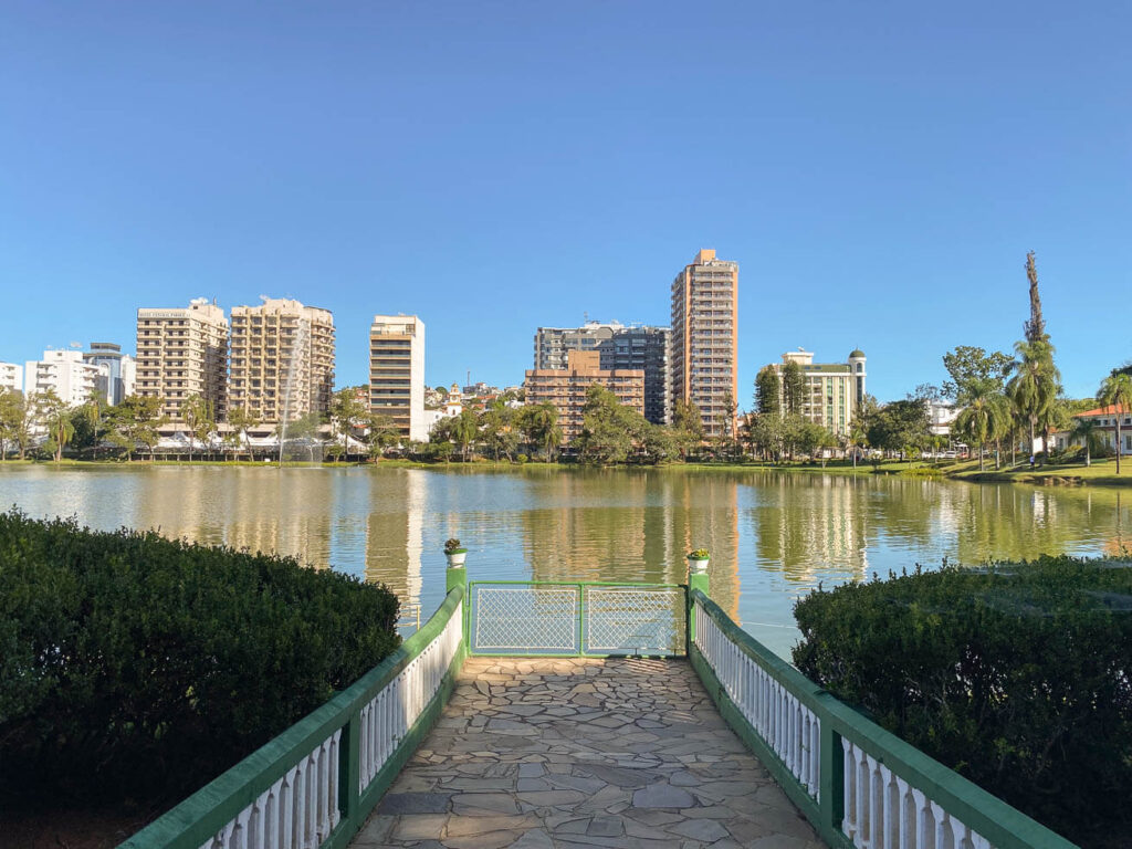 Vista do lago no Parque das Águas em São Lourenço. Foto: Fui ser viajante