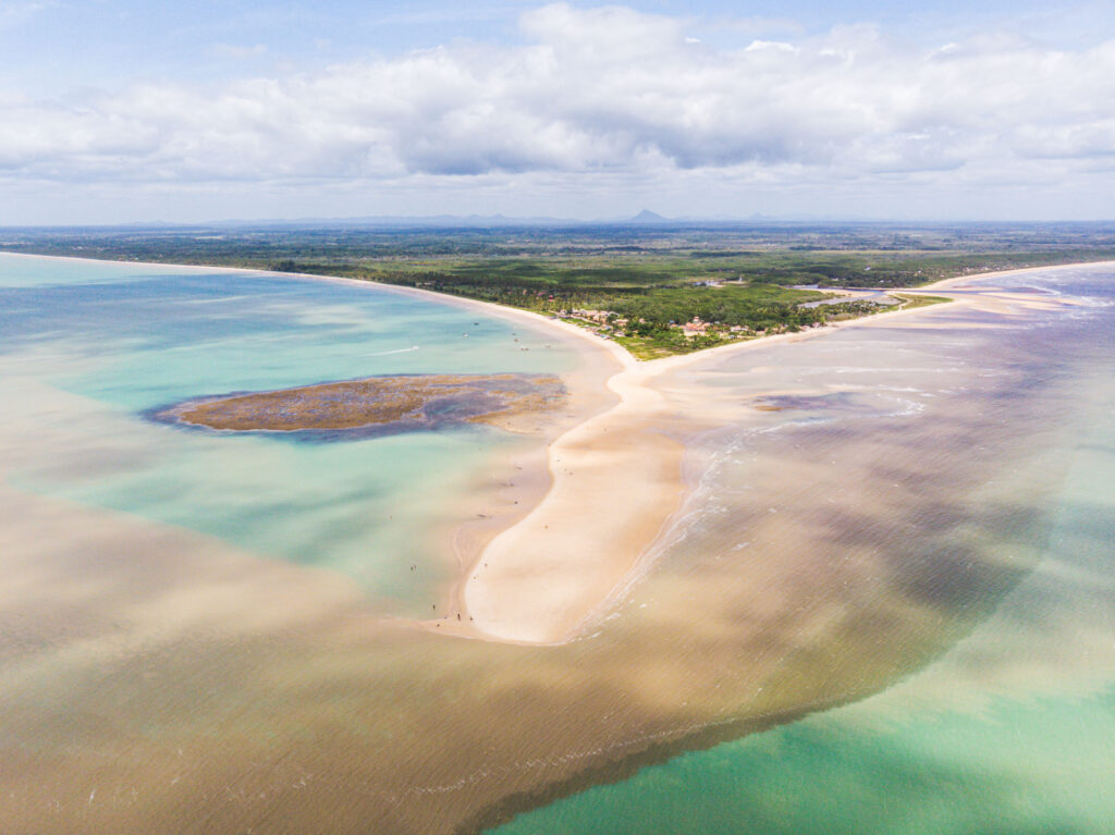 Piscinas naturais na maré baixa em Ponta do Corumbau. Foto: Fui Ser Viajante