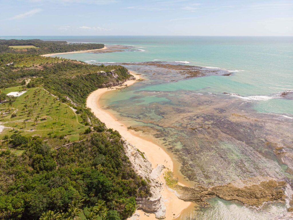 Praia dos Amores na maré baixa. Foto: Fui Ser Viajante