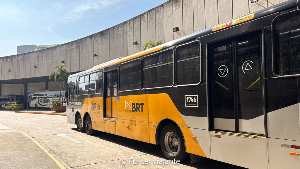 Ônibus do Expresso Gentileza, na estação em frente ao Terminal 2. Foto: Fui ser viajante