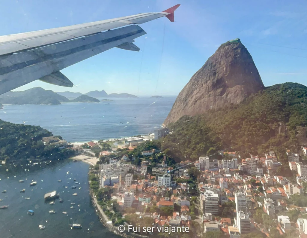 vista aérea do Aeroporto Santos Dumont com a Baía de Guanabara ao fundo